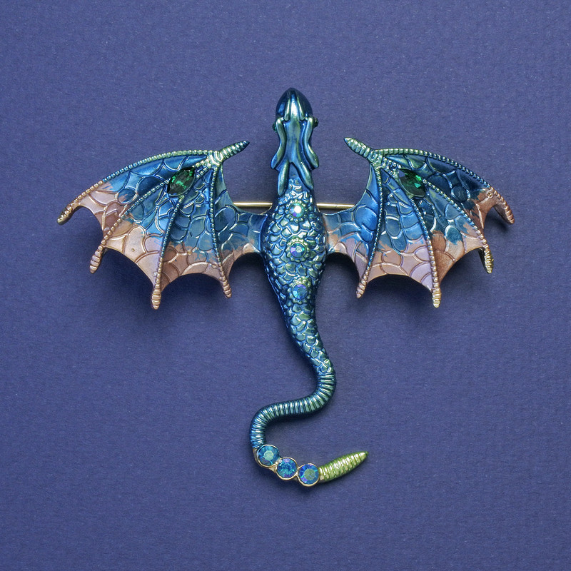 Broșă-colier Dragon, email albastru, strasuri albastre, culoare aurie a metalului, dimensiuni 63x72 mm +