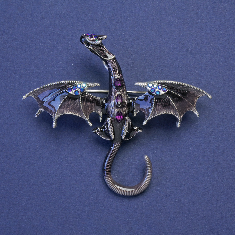 Broșă-pendul Dragon, email gri, strasuri violete, culoare metal argintiu, 50×57 mm +