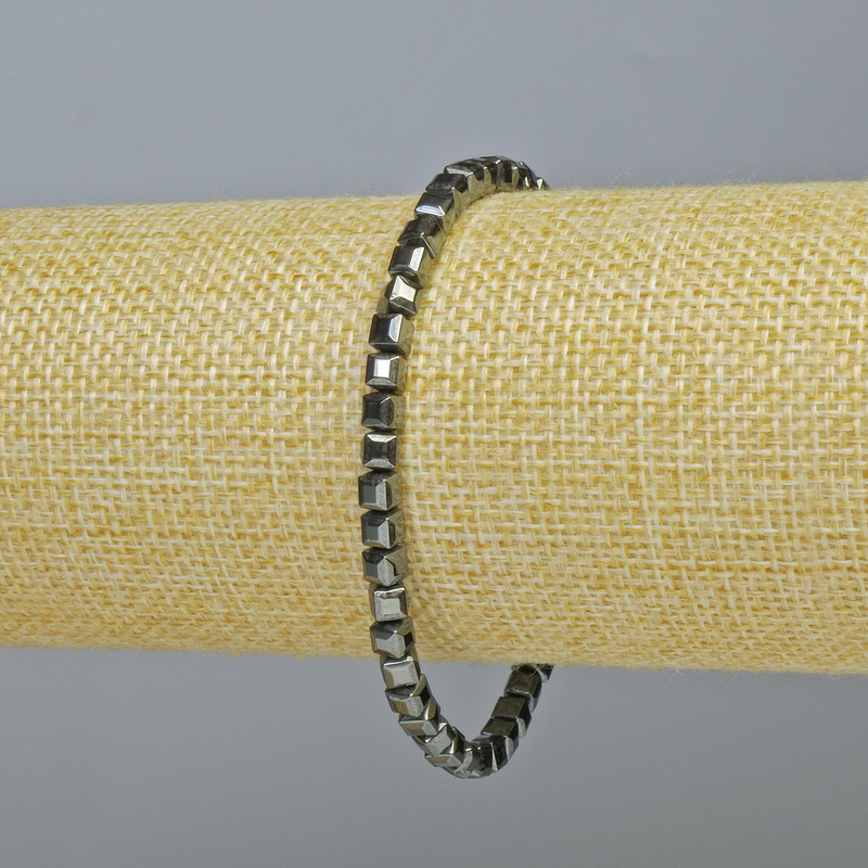 Brățară din hematit cuburi, culoare argintiu închis, diametru aproximativ 4x4 mm, lungime 18 cm (elastic)