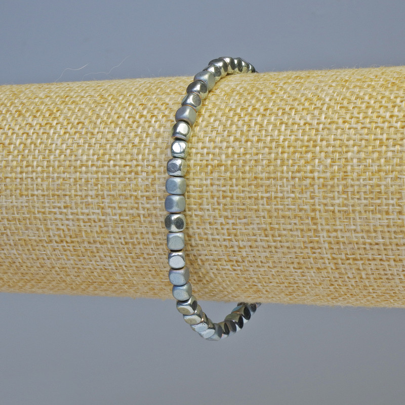 Brățară din hematit cuburi, culoare albastru-argintiu, mată și lucioasă, diametrul 4x4 mm, lungime 18 cm, bandă elastică