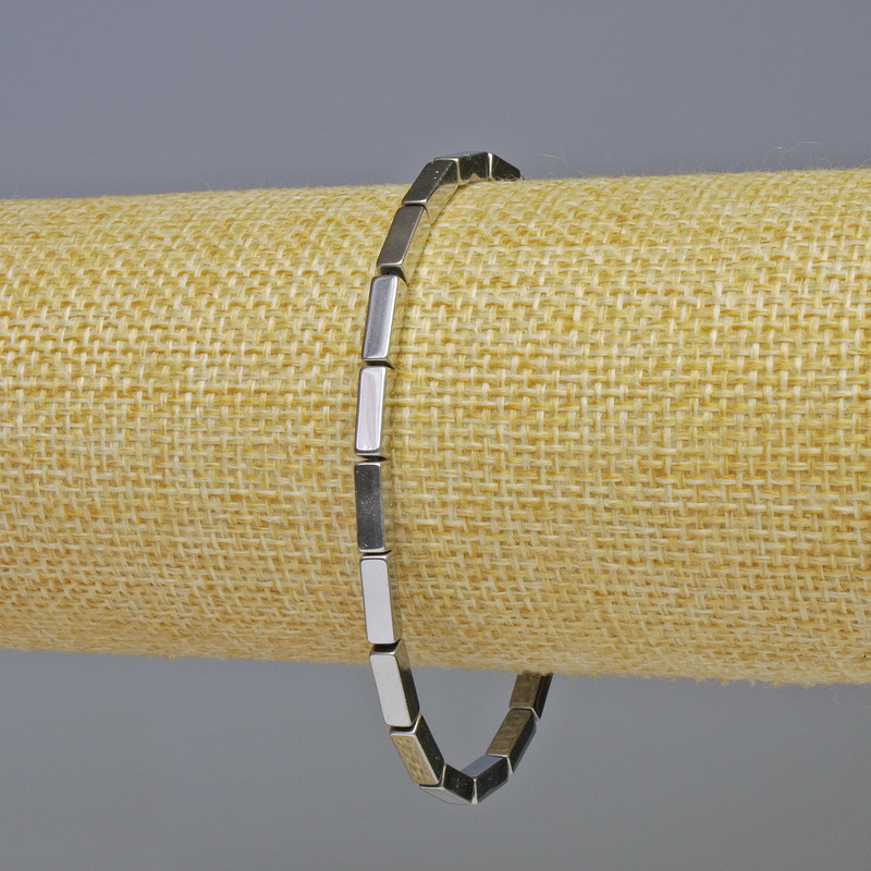 Brățară din hematit dreptunghiulară, culoare argintie, dimensiune 9×3 mm, lungime 18 cm, pe bandă elastică