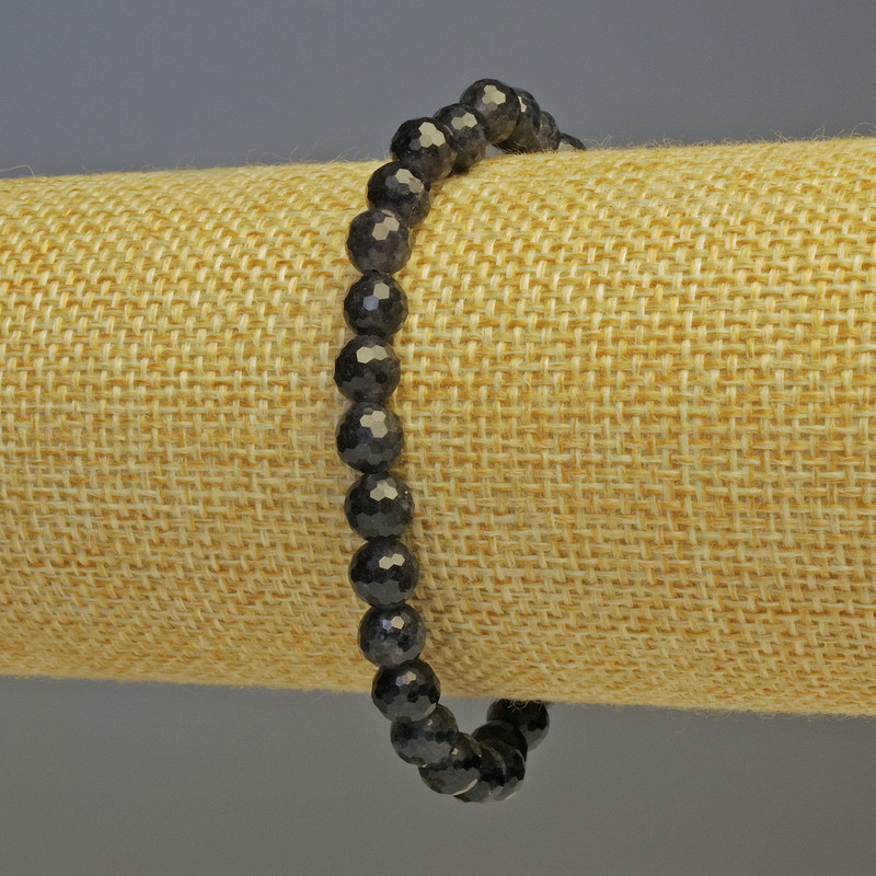 Brățară din iolit, bile facetate, diametru de aproximativ 6 mm, lungime 18 cm, elastic