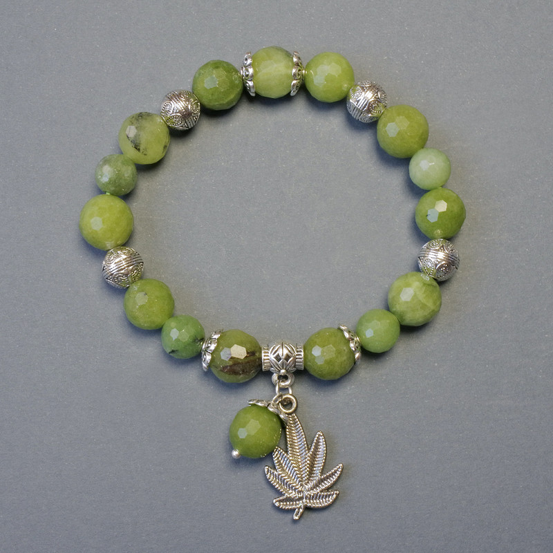 Brățară din jad facetat, mărgele sferice, diametrul 8–10 mm, lungime 18 cm, elastică