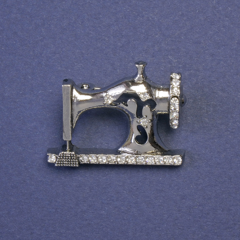 Брошка Швейна машинка з білими стразами колір металу срібло 21х29мм+