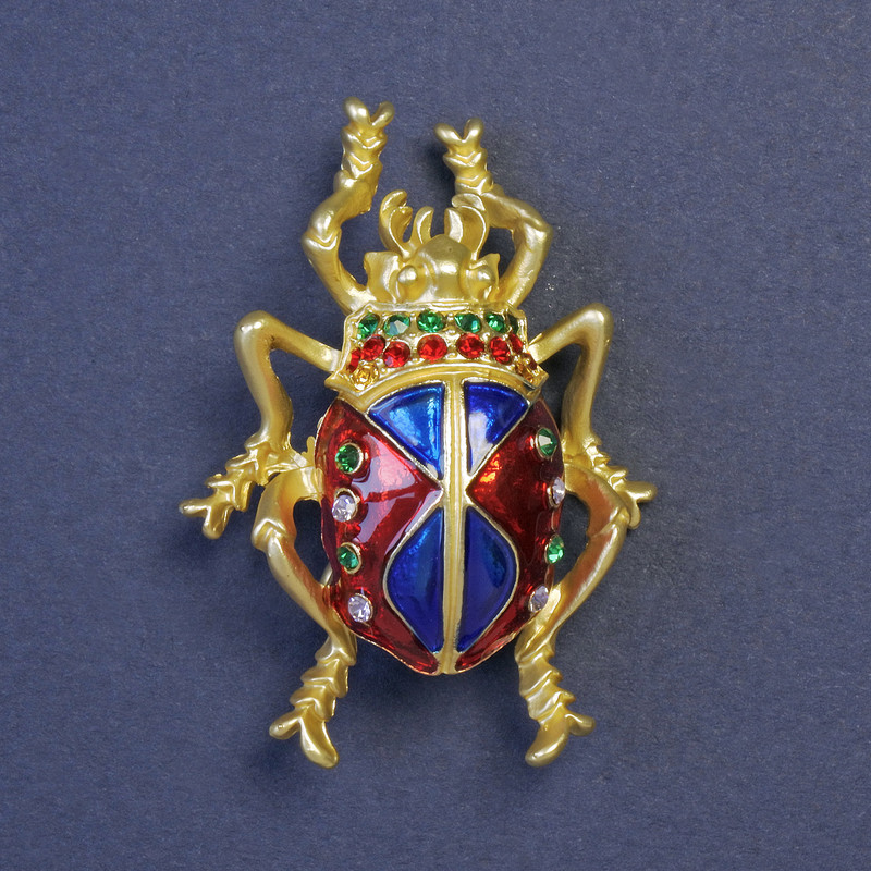 Broșă în formă de scarabeu, email albastru și roșu, cu strasuri și metal auriu, 43×25 mm+