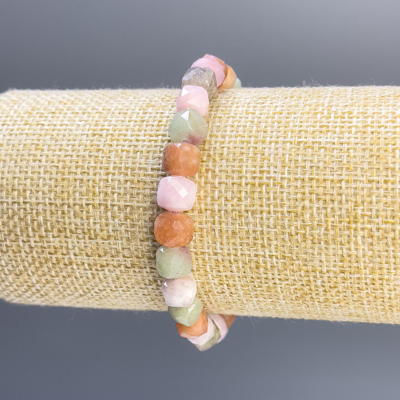 Brățară din jadelit cu cuburi fațetate, diametrul de 7 mm, lungime 18 cm, pe elastic