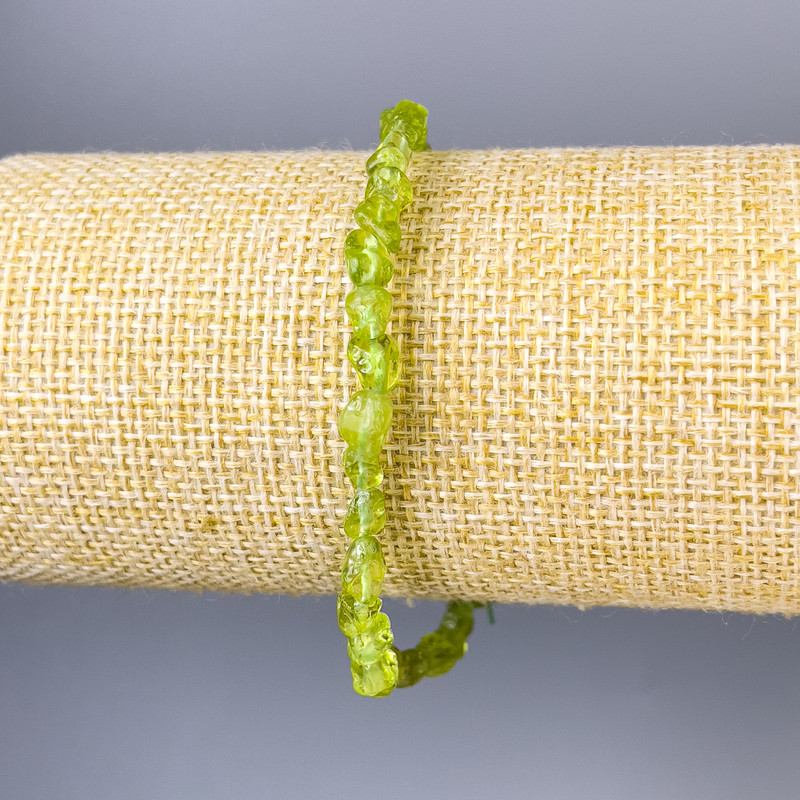 Brățară cu crizolit brut, piatră naturală, diametru 5×5 mm, lungime 18 cm, elastică