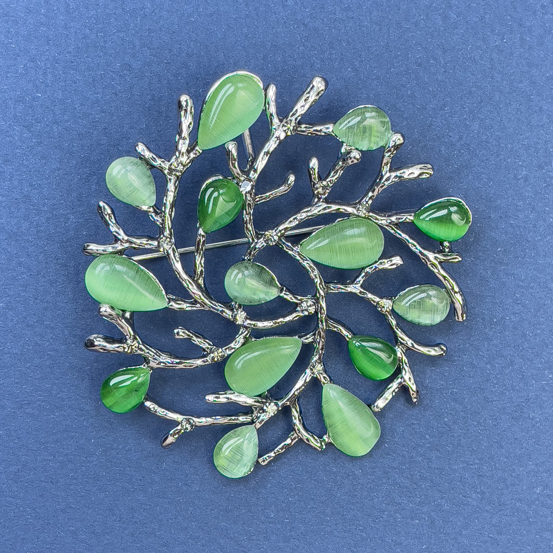 Broșă-pandantiv «Crenguțe» cu piatră ochi de pisică verde, metal argintiu, diametrul 54 mm+