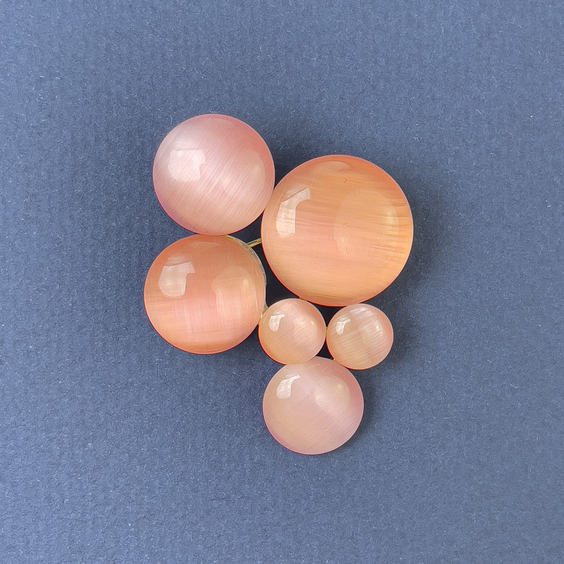 Broșă-pendentă «Accent» cu ochi roz de pisică, metal auriu, 33x43mm