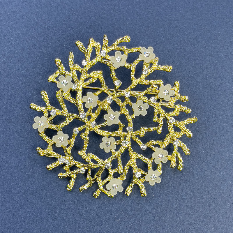 Broșă-pendulă ramură cu flori albe și strasuri albe, metal auriu, diametrul 60 mm+