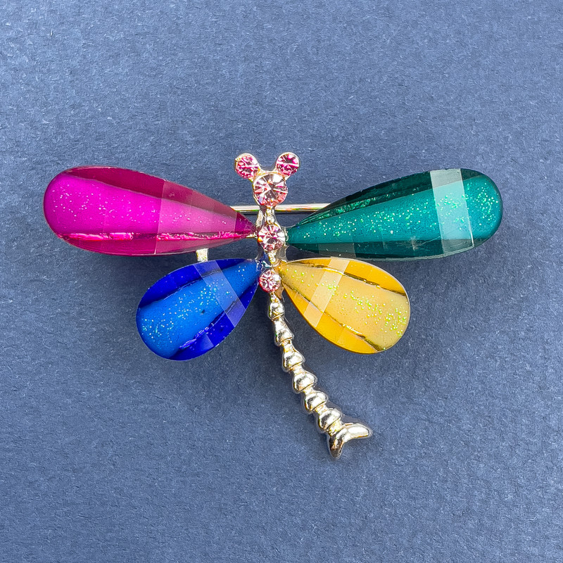 Broșă în formă de fluture cu strasuri albe și roz, metal auriu, diametrul 40 mm, lungimea 30 mm