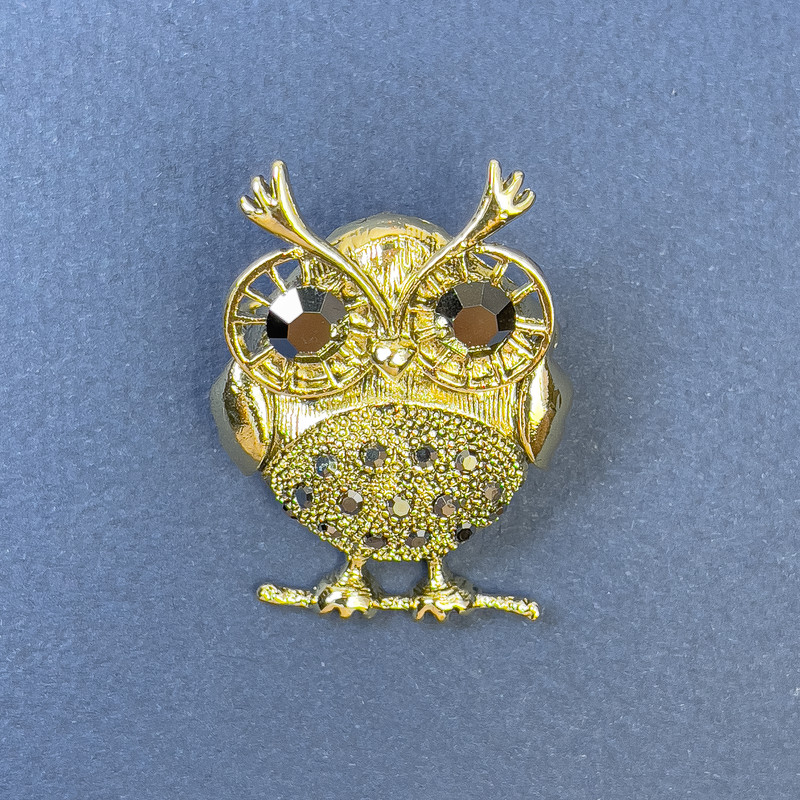 Broșă-pendulă Bufniță cu cristale gri, metal auriu, diametru 28 mm, lungime 38 mm