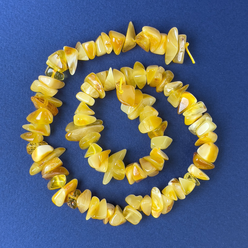 Mărgele de chihlimbar fragmente 11×5 mm pe șnur, lungime 38 cm+