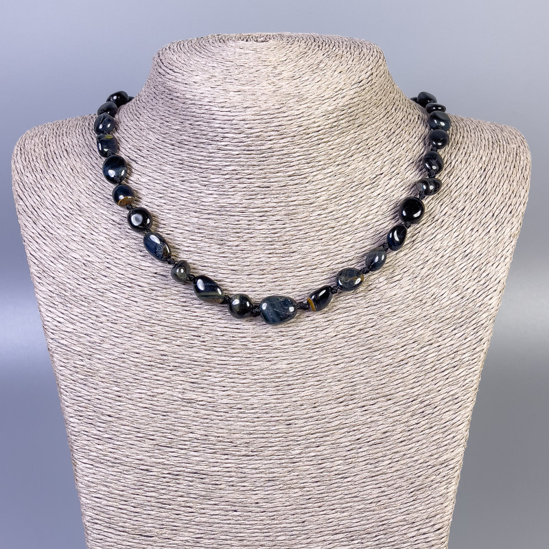 Colier din ochi de șoim, fațetat, diametrul 9–13×9 mm, lungime aproximativă 50 cm, cu închizătoare