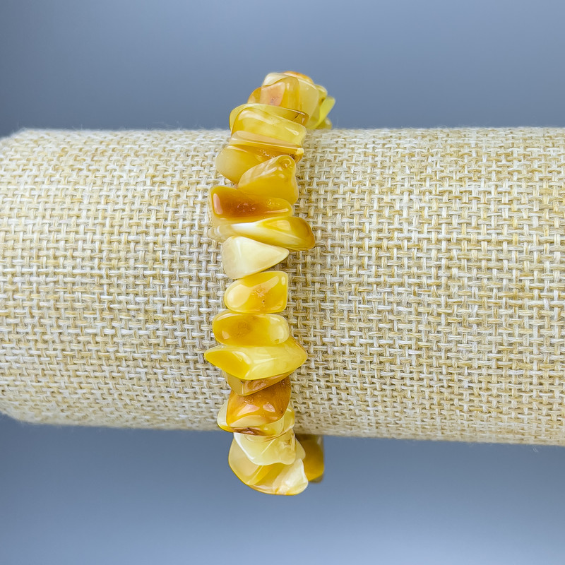 Brățară cu cioburi de chihlimbar, diametrul 10-16×4-7 mm, lungime 18 cm ±, pe bază elastică