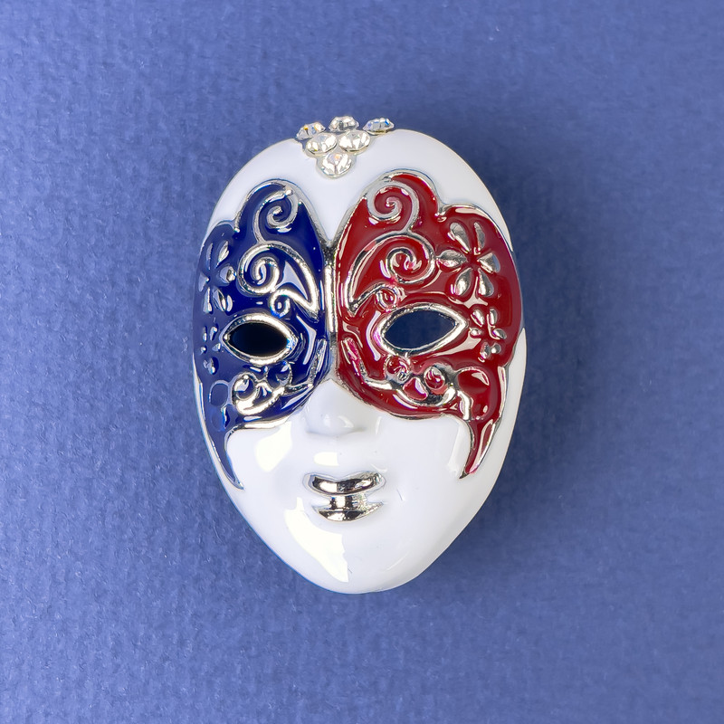 Broșă «Masca» albă, neagră și bordo, email alb, negru și bordo, din metal argintiu, 27×39 mm+