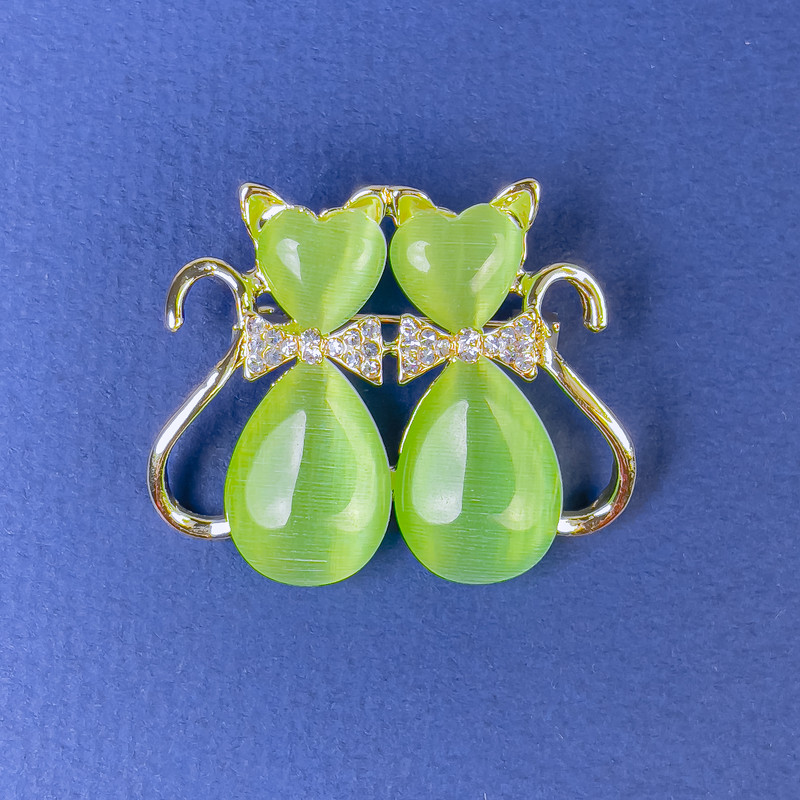 Broșă cu pisici, verde, ochi de pisică, cu strasuri albe, metal auriu, diametrul 31x38 mm +