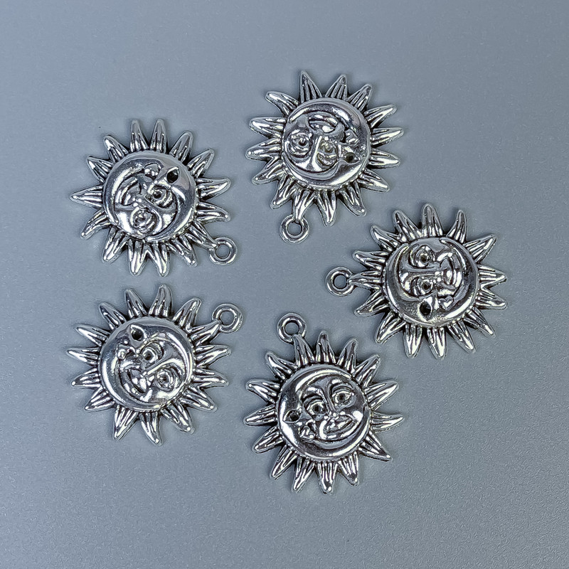 Furnitură pandantiv Soarele și Luna, culoare metal argintiu, dimensiuni 20x23x3 mm, gaură de 1,5 mm, ambalaj 10 buc.