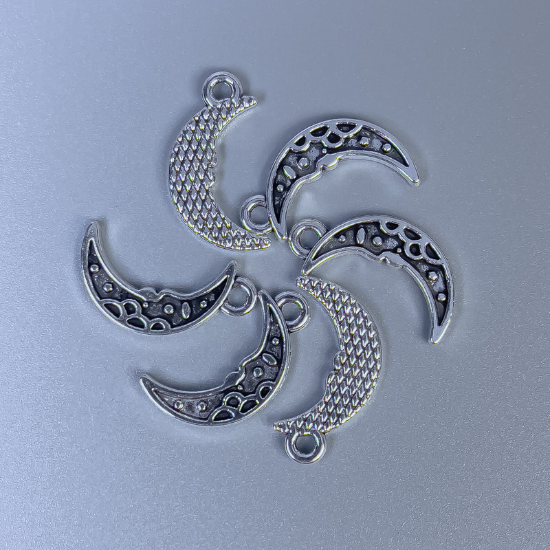 Pandantiv Lună, culoare argintie, dimensiuni 18x9-51,5 mm, orificiu de 1,5 mm ±, ambalaj 32 buc.
