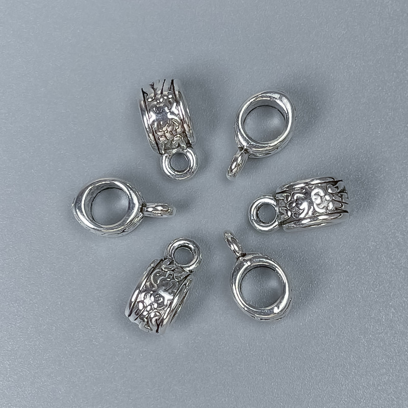 Furnitură bail, culoare metal argintiu, dimensiuni 11×5×6 mm ±, găuri de diametru aproximativ 4,5 mm ±, diametru de aproximativ 2 mm ±, ambalare 20 buc