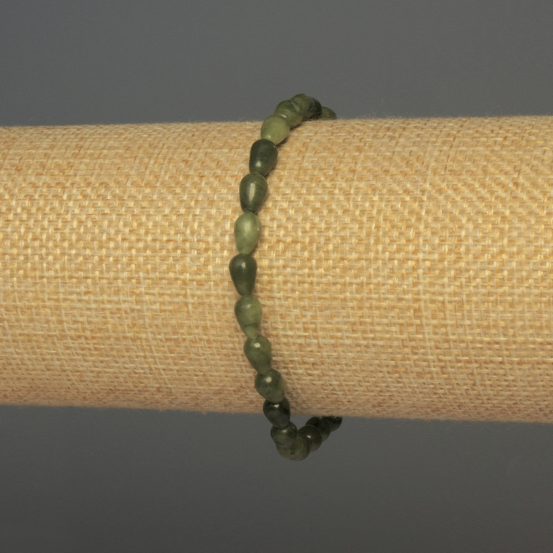 Brățară din jadit în formă de picătură, diametrul 7×4 mm, lungime 18 cm, pe elastic