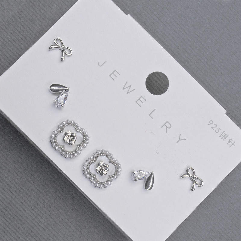 Cercei cu știft, în formă de trifoi, cu cristale albe, metal argintiu, 10 mm+