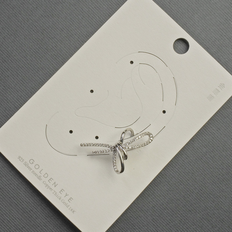 Cercel caf pentru lobul urechii «Fundă» din metal argintiu, 17×30 mm, ± cristale albe