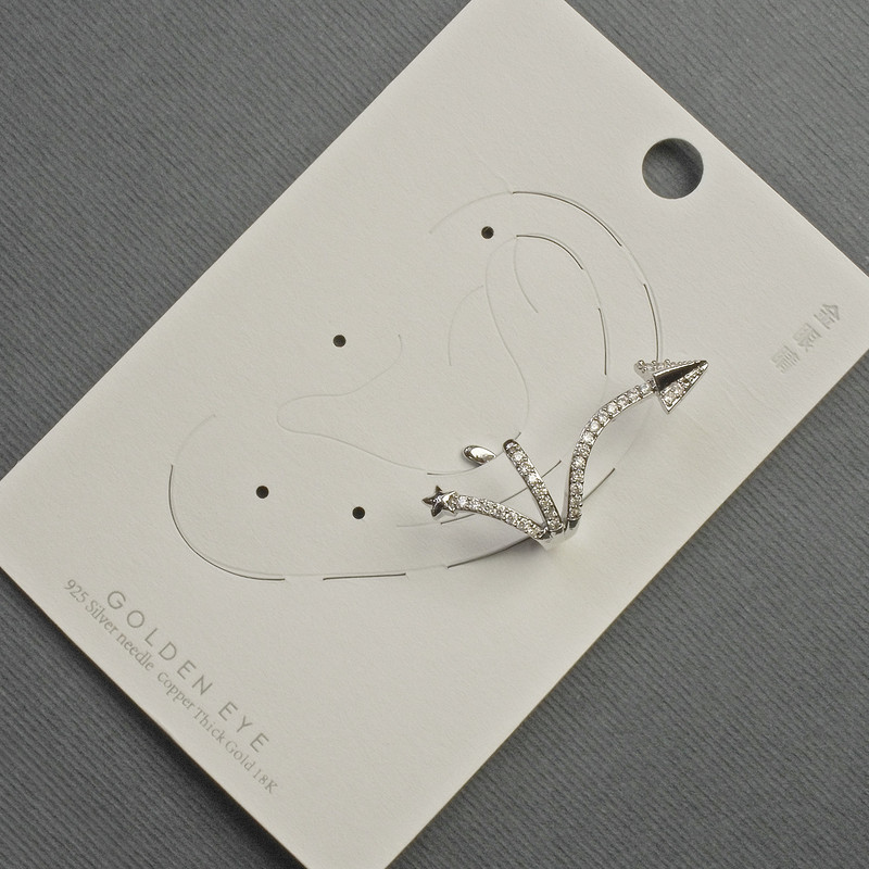 Cercei caf pentru ureche, din metal argintiu, lungime aproximativă 35 mm, cu cristale albe.