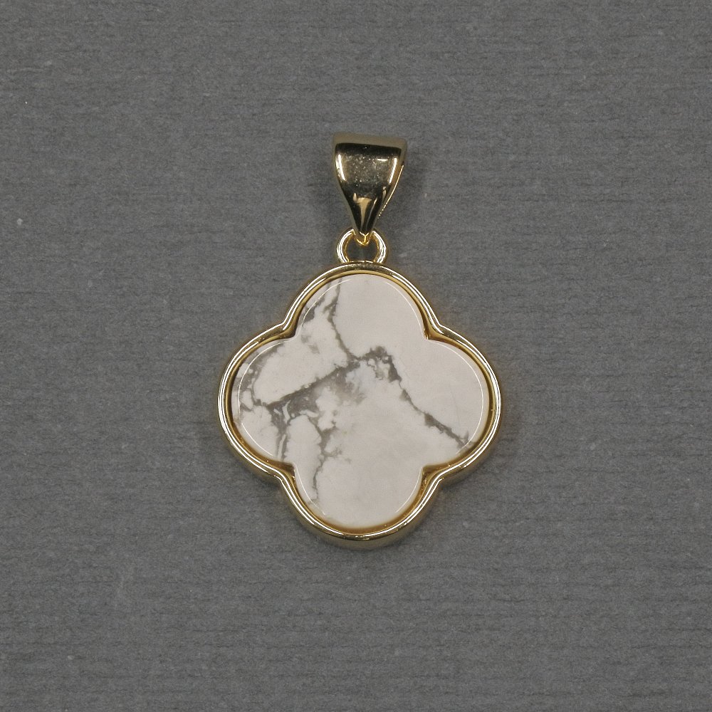 Pandantiv trifoi cu inserție din kaholong, 16×18×4 mm, metal auriu