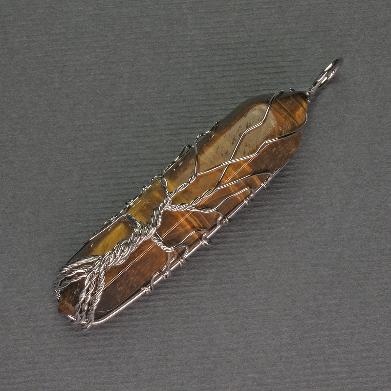 Pandantiv ochi de tigru hexagonal, cristal 12×50×57 mm ±, în împletire argintie