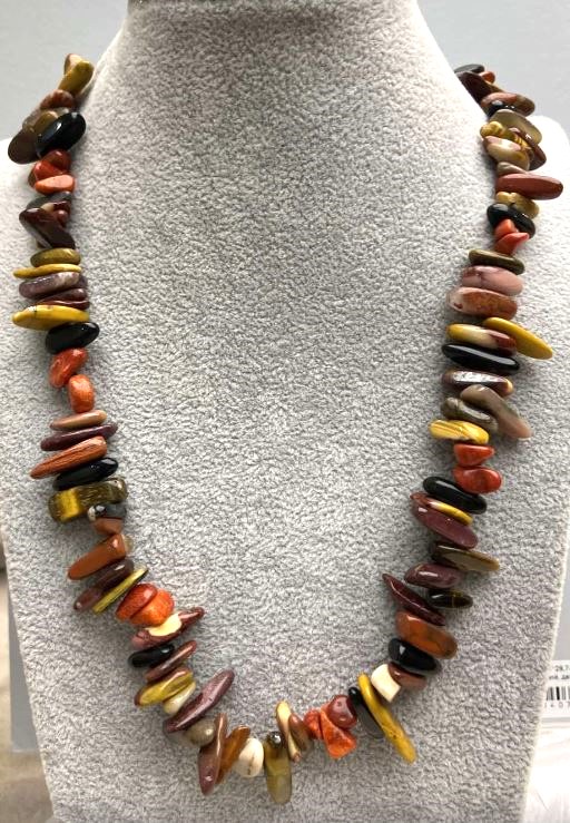 Colier asortat - fragmente mărunte sub formă de ac, diametrul 12-18×2-4 mm, lungime 48 cm, cu închizătoare argintie