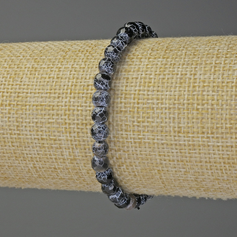 Brățară din agat de foc negru, mărgele tăiate, diametrul aproximativ 6 mm, lungime 18 cm, pe bază elastică