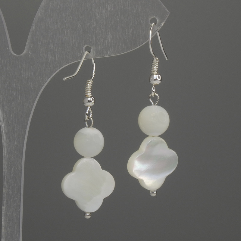 Cercei sidef în formă de trifoi de 12 mm ±, bilă de 8 mm ±, lungime 38 mm ±