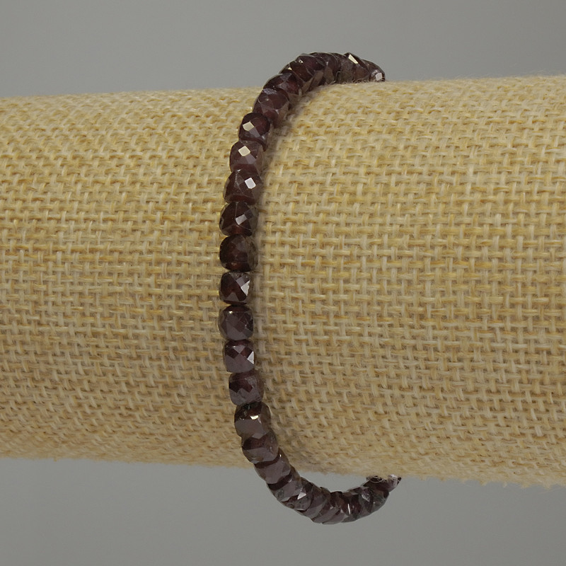 Brățară cu granat, cuburi tăiate, diametrul 4×4 mm, lungime 18 cm, pe elastic