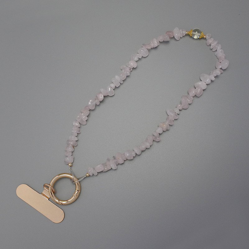 Breloc cu lanț pentru telefon din cuarț roz - fragmente 4–9×2,5 mm ±, inel, diametrul 24 mm ±, lungime 24 cm ±