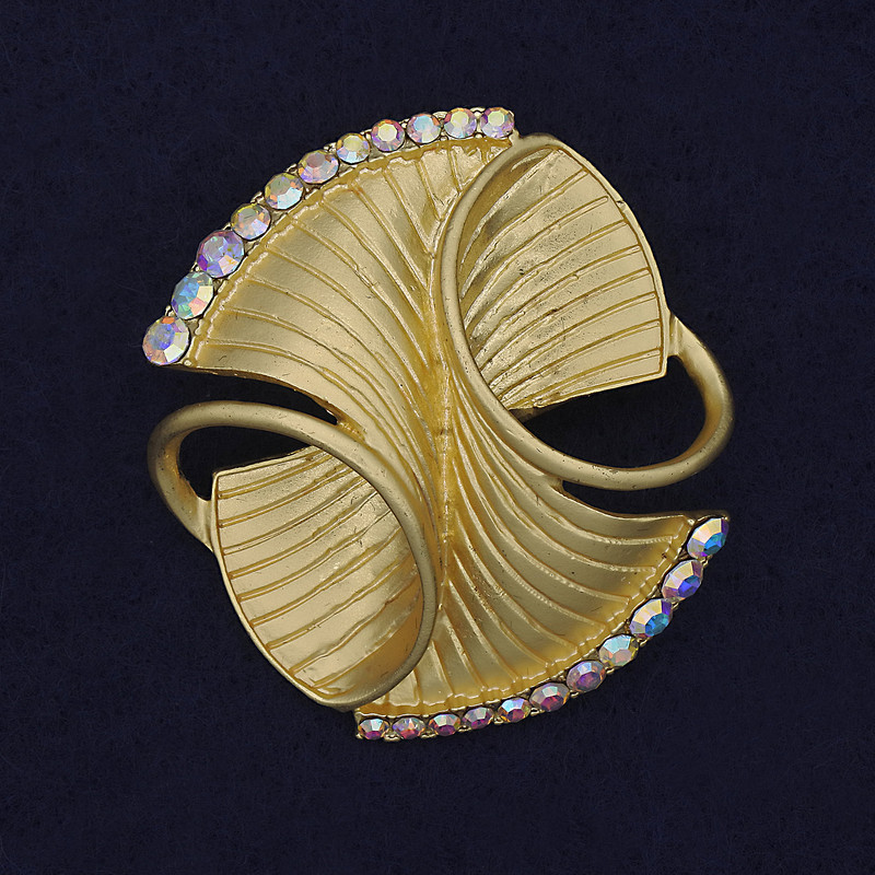 Broșă Accent, culoare aurie perlată, strasuri curcubeu, metal auriu 45×40 mm+