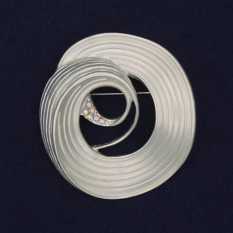 Broșă Accent, culoare alb perlat, cristale curcubeu, metal argintiu, 48x45 mm+