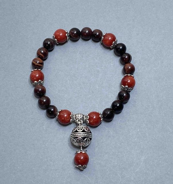 Brățară cu mărgele assortate 8–10 mm, cu inserții metalice, lungime 18 mm, elastică