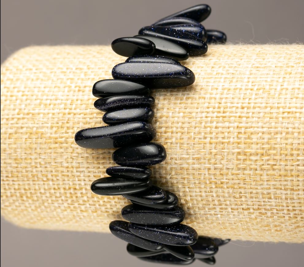 Brățară din aventurin natural „Nisip albastru Noaptea Cairo” cu fragmente în formă de ace pe elastic, diametru 13-24×3-6(±)mm, circumferința 18 cm