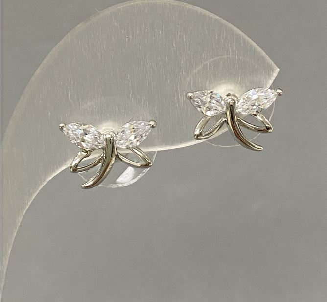 Cercei stud cu cristale albe, diametrul aproximativ 10×12 mm, metal argintiu