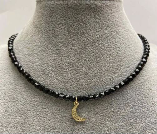 Choker din turmalin facetat, cub, dimensiune 4×4 mm ±, cu pandantiv metalic cu strasuri albe, lungime 35–40 cm ±, cu închidere