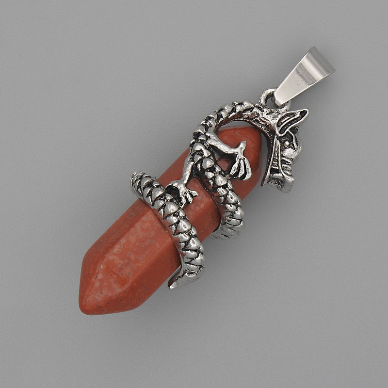 Pandantiv din jasper roșu în formă hexagonală cu dragon, dimensiuni 35 x 15 mm, lungime 44 mm