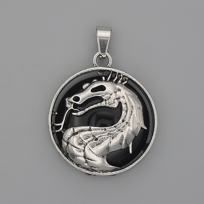 Pandantiv Dragon în cerc cu agat, diametru aproximativ 28 mm, lungime aproximativă 38 mm, metal argintiu