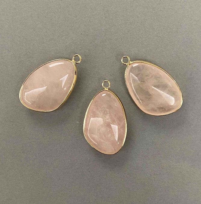 Pandantiv cu cuarț roz în montură din metal auriu 21×35 mm