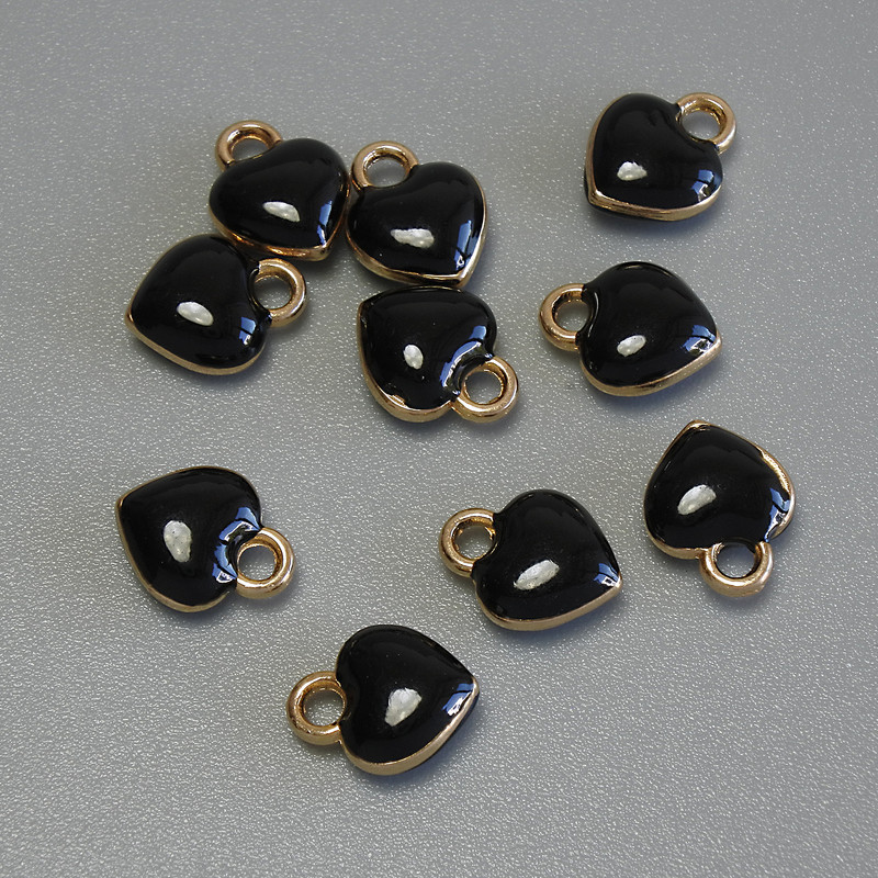 Pandantiv în formă de inimă, email negru pe metal auriu, diametrul 6×8 mm, ambalaj 10 buc.