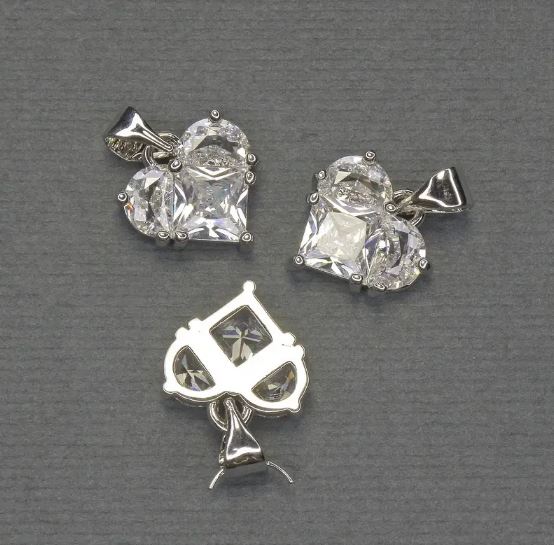 Pandantiv Inimă cu strasuri albe, metal argintiu, diametrul 10×12 mm, lungime 17 mm ±