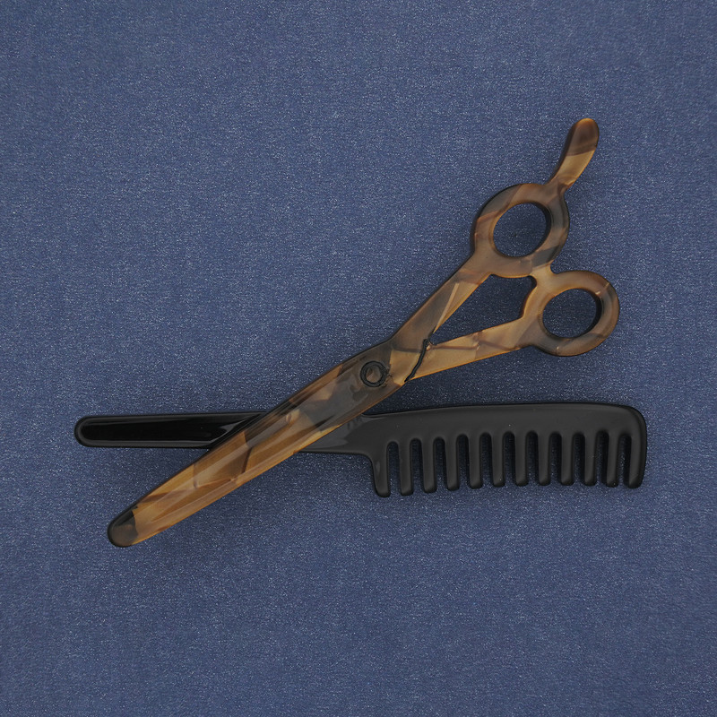 Broșă «Foarfecă cu pieptene» din acrilic, metal argintiu, 70×44 mm