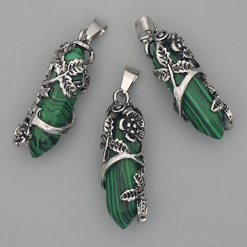 Pandantiv din malahit, hexagonal cu floare, 35x15 mm, lungime 44 mm