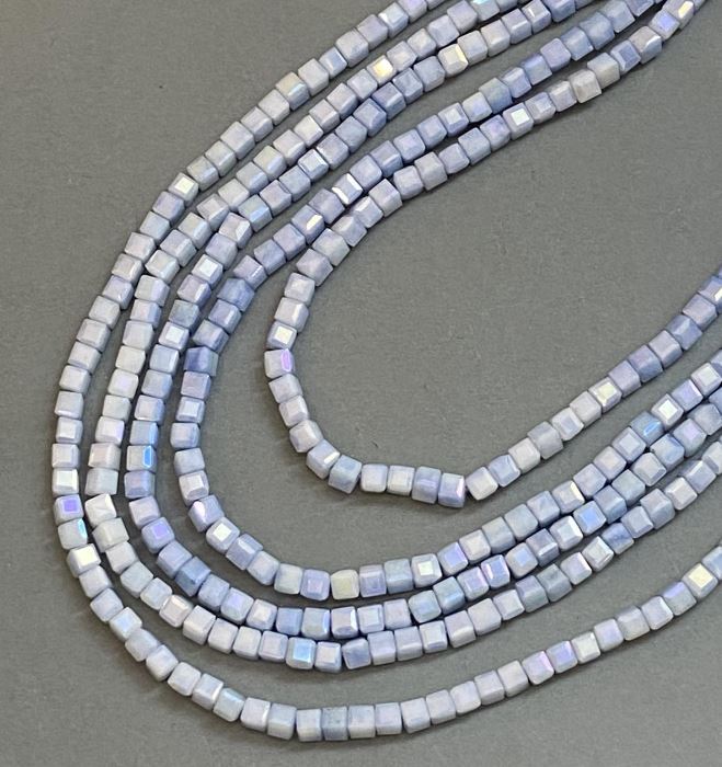 Mărgele din cristal ceh albastru cu luciu petrol pe șnur, cuburi tăiate, diametrul 4×4 mm + -, lungime 38 cm +