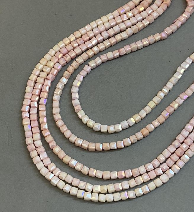 Mărgele roz din cristal cehesc cu luciu benzina pe șnur, cuburi tăiate, diametrul 4×4 mm, lungime 38 cm +